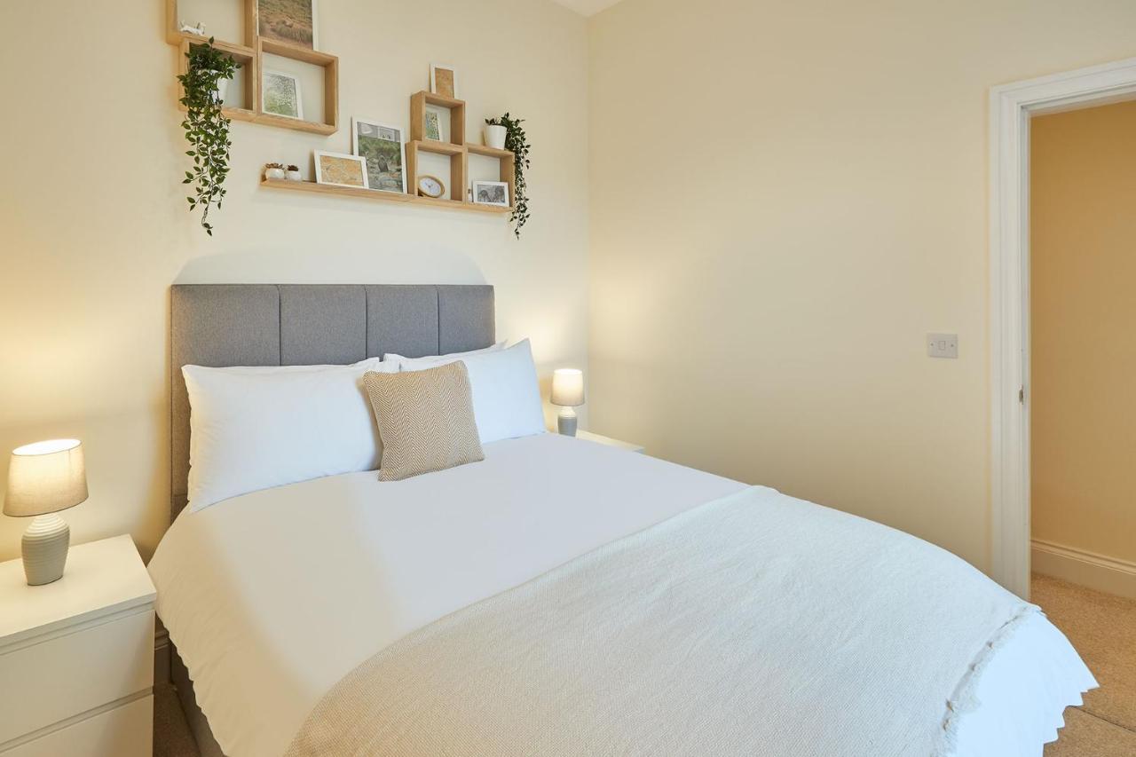 Host & Stay - South Cliff Apartment สการ์โบโรห์ ภายนอก รูปภาพ